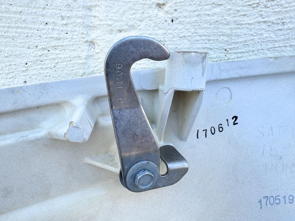 2017 Suzuki 115 HP 4 Stroke Outboard Lower Apron Cowling Port 61820-90J11-Y5S OEM