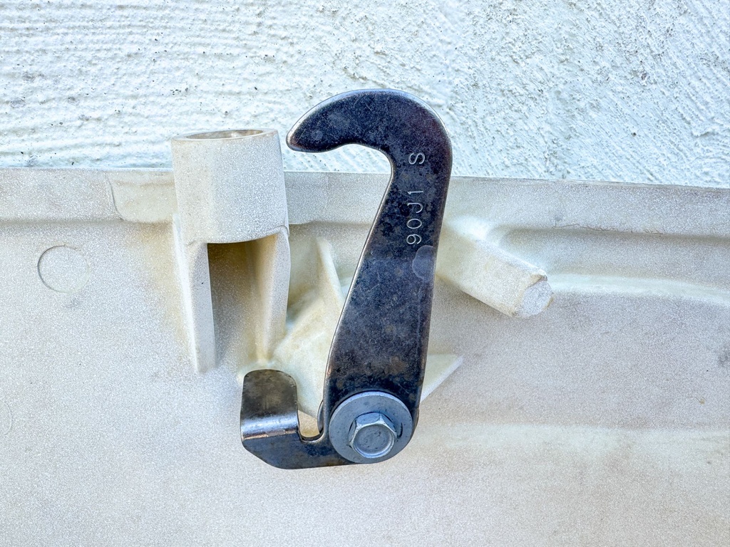 2017 Suzuki 115 HP 4 Stroke Outboard Lower Apron Cowling Starboard 61810-90J10-Y5S OEM