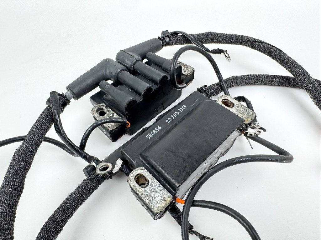 2008 Evinrude 300 HP 2 Stroke Outboard Ignition Coil Set 0586857 OEM