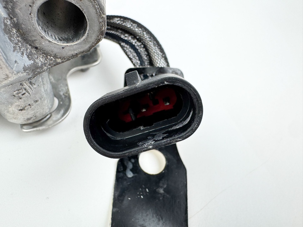 2008 Evinrude 300 HP 2 Stroke Outboard Port Side Fuel Injector 5007585 OEM