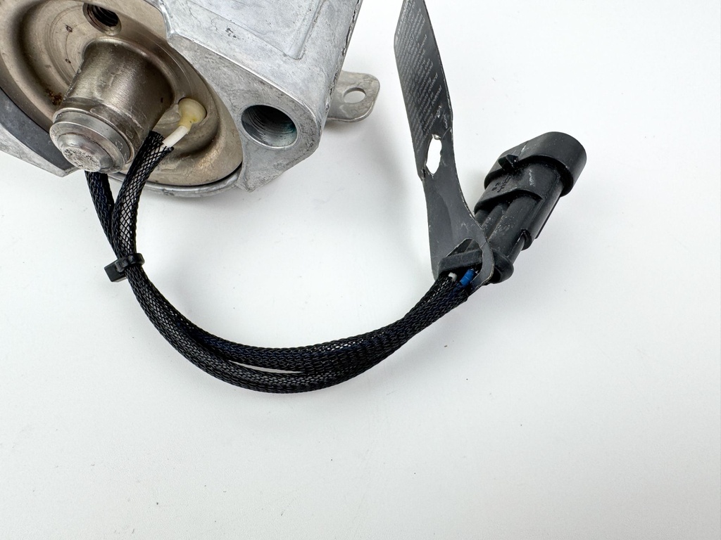 2008 Evinrude 300 HP 2 Stroke Outboard Starboard Side Fuel Injector 5007586 OEM