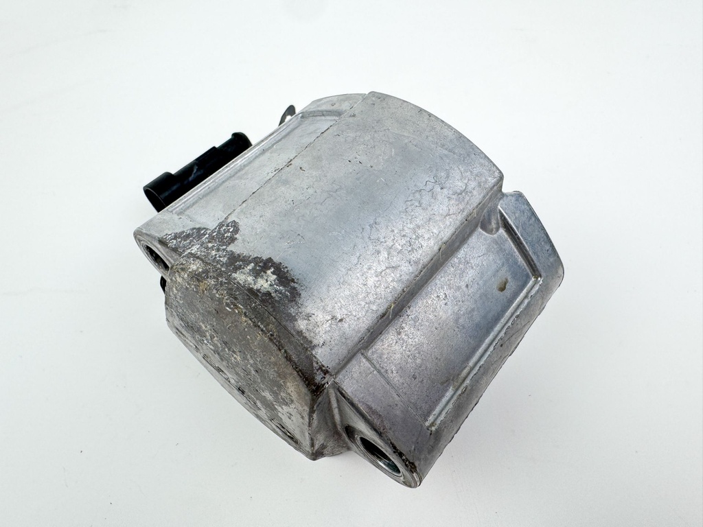 2008 Evinrude 300 HP 2 Stroke Outboard Starboard Side Fuel Injector 5007586 OEM