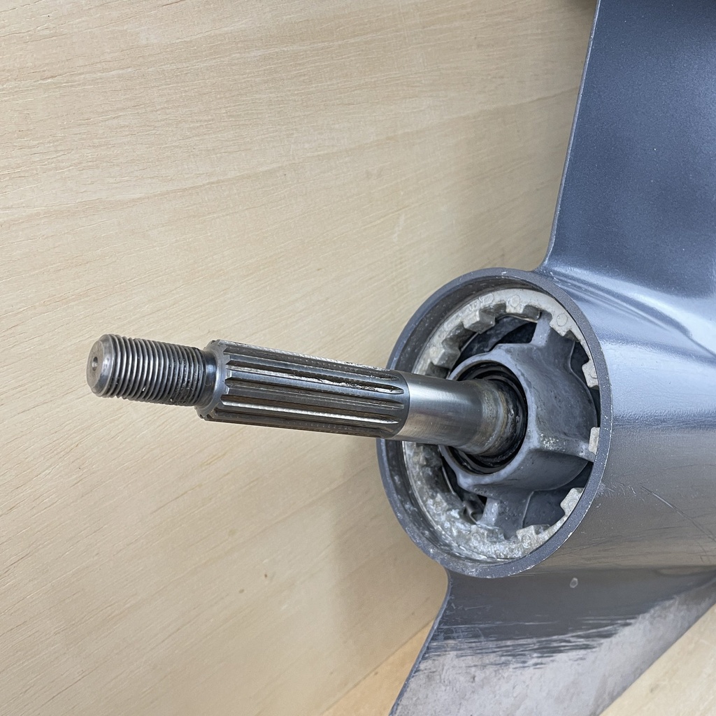 2011 Yamaha 150HP 4 Stroke 25" Lower Unit Gearcase RH 63P-45300-17-8D