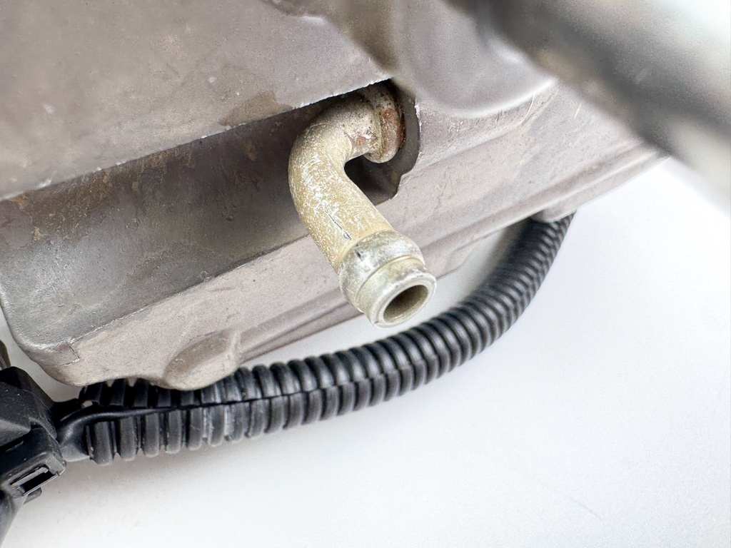 2002 Honda 130 HP 4 Stroke Outboard Vapor Separator Tank VST 06167-ZW5-305 OEM