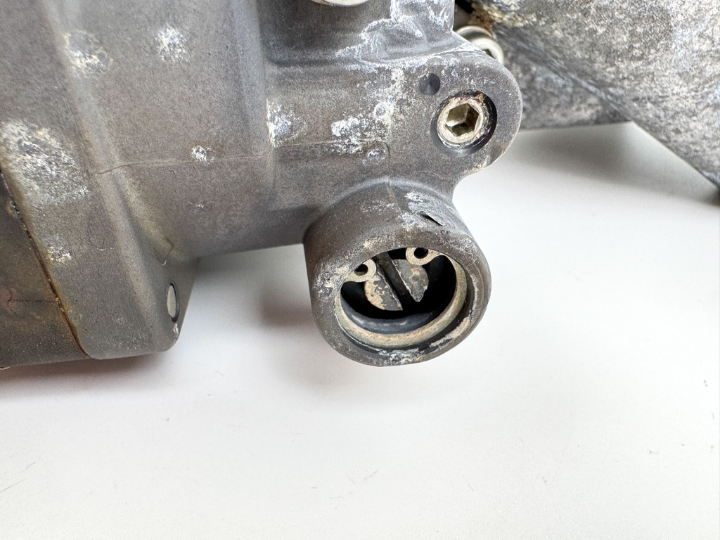 2002 Honda 130 HP 4 Stroke Outboard Power Trim Tilt Unit 56000-ZW1-708 OEM