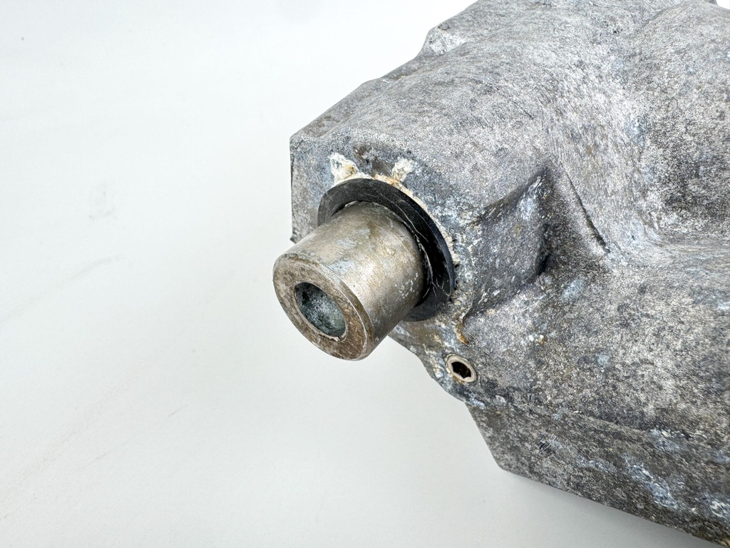 2002 Honda 130 HP 4 Stroke Outboard Power Trim Tilt Unit 56000-ZW1-708 OEM