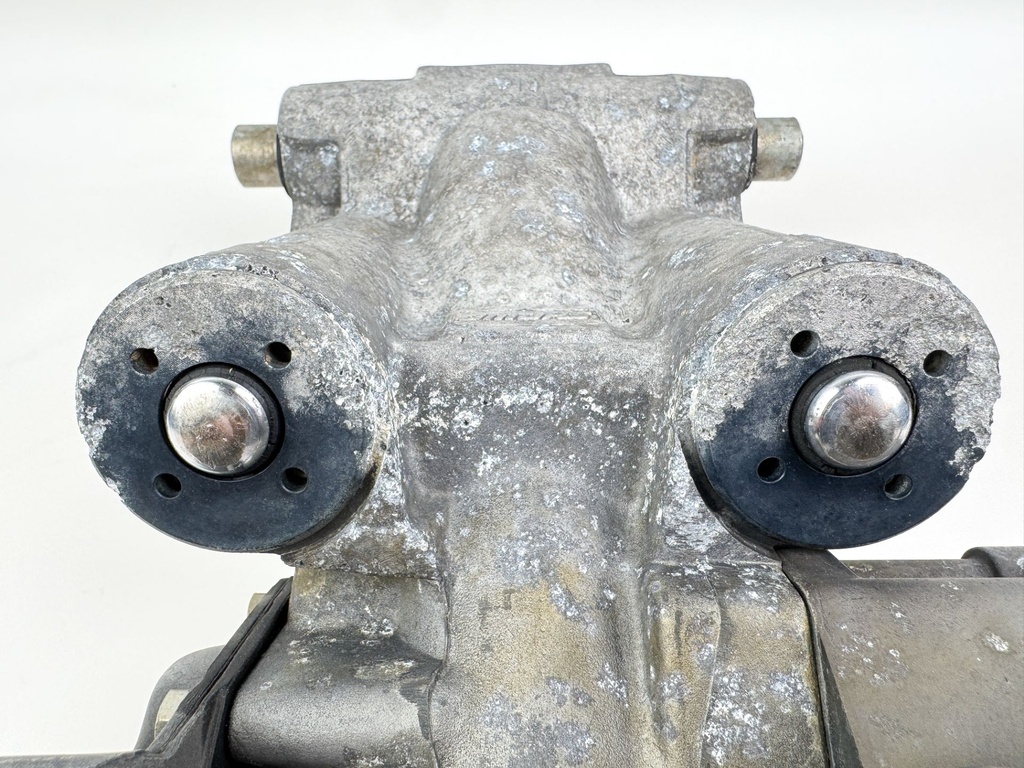 2002 Honda 130 HP 4 Stroke Outboard Power Trim Tilt Unit 56000-ZW1-708 OEM