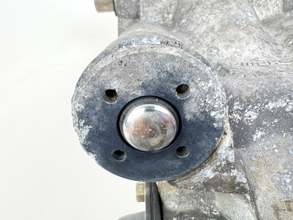 2002 Honda 130 HP 4 Stroke Outboard Power Trim Tilt Unit 56000-ZW1-708 OEM