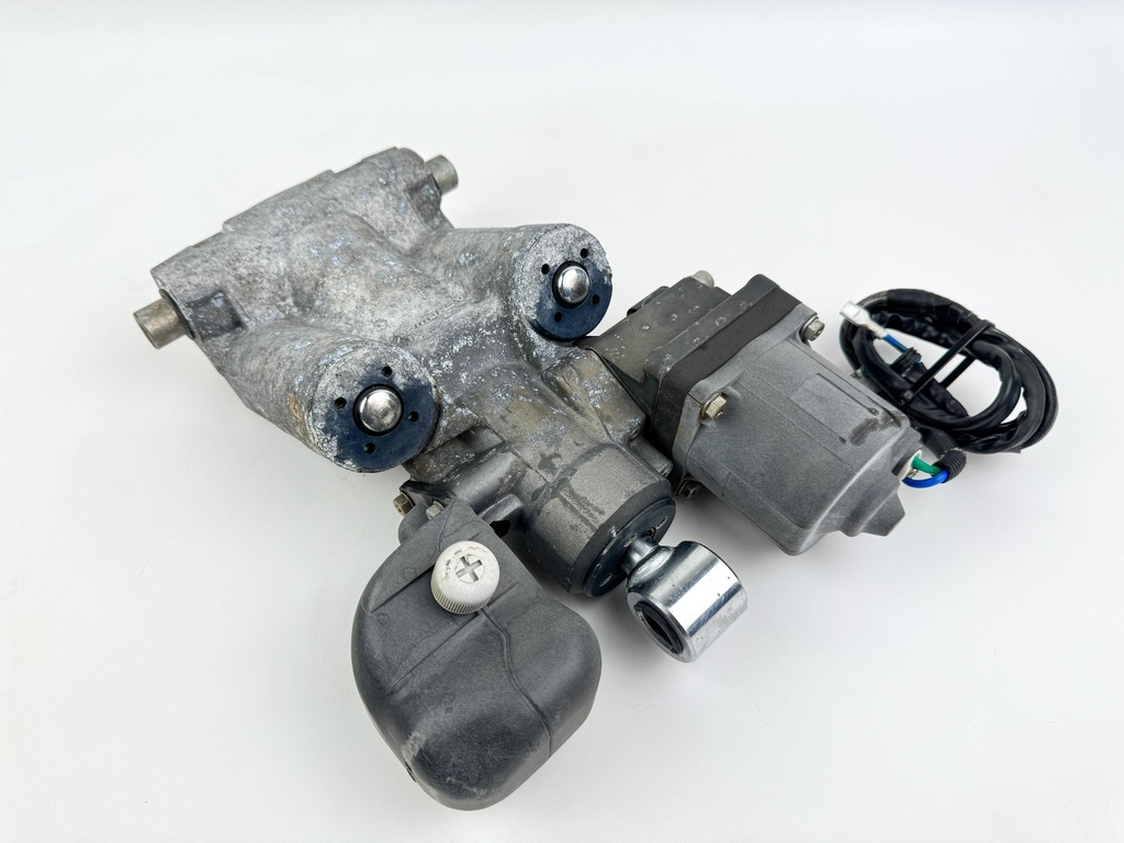 2002 Honda 130 HP 4 Stroke Outboard Power Trim Tilt Unit 56000-ZW1-708 OEM