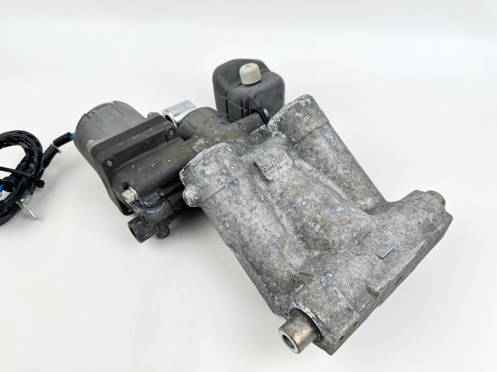 2002 Honda 130 HP 4 Stroke Outboard Power Trim Tilt Unit 56000-ZW1-708 OEM