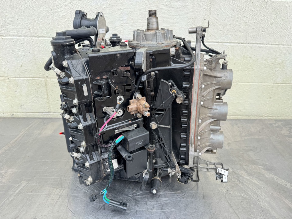 2008 Evinrude 300 HP 3.4L 2 Stroke Outboard Powerhead 5007297 OEM