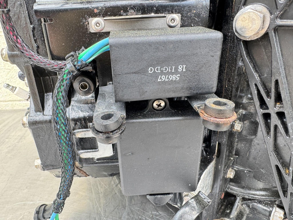 2008 Evinrude 300 HP 3.4L 2 Stroke Outboard Powerhead 5007297 OEM