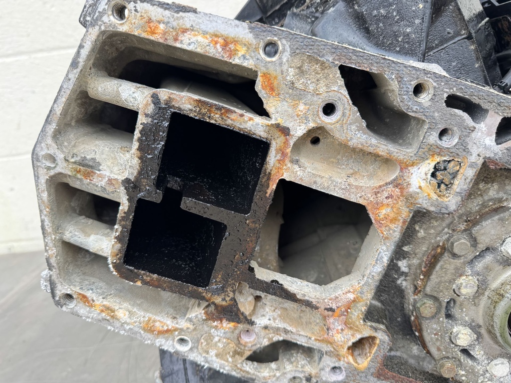 2008 Evinrude 300 HP 3.4L 2 Stroke Outboard Powerhead 5007297 OEM