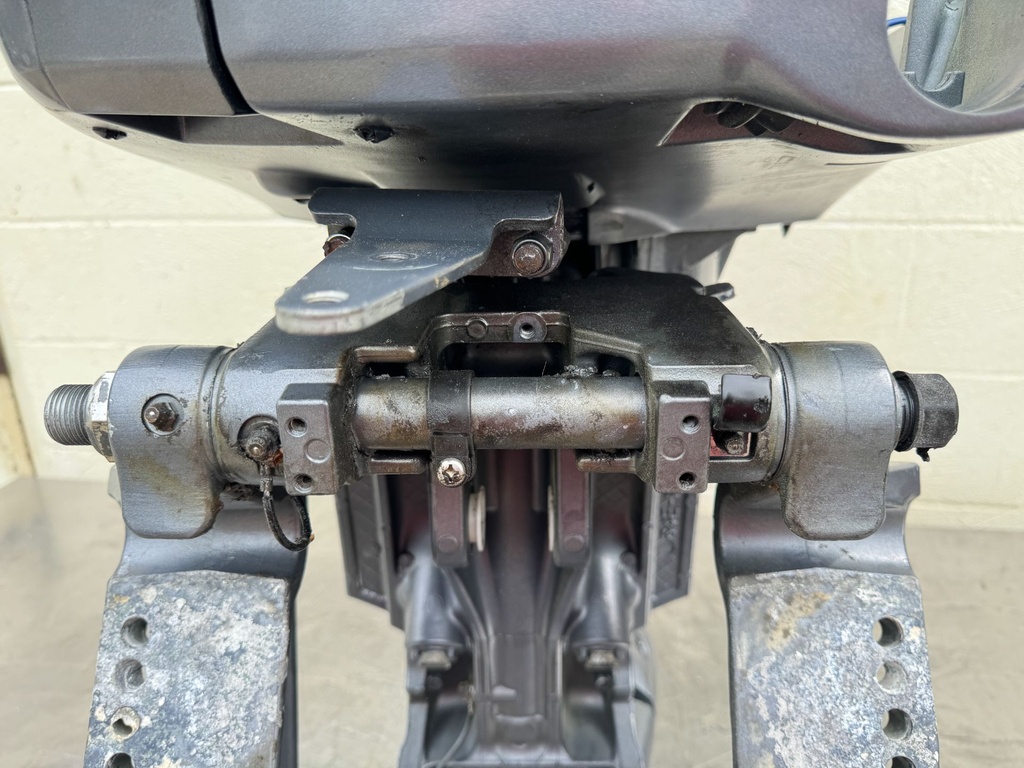 2005 Yamaha 115 HP 4 Stroke Outboard Complete Midsection & Swivel Bracket 20" Long