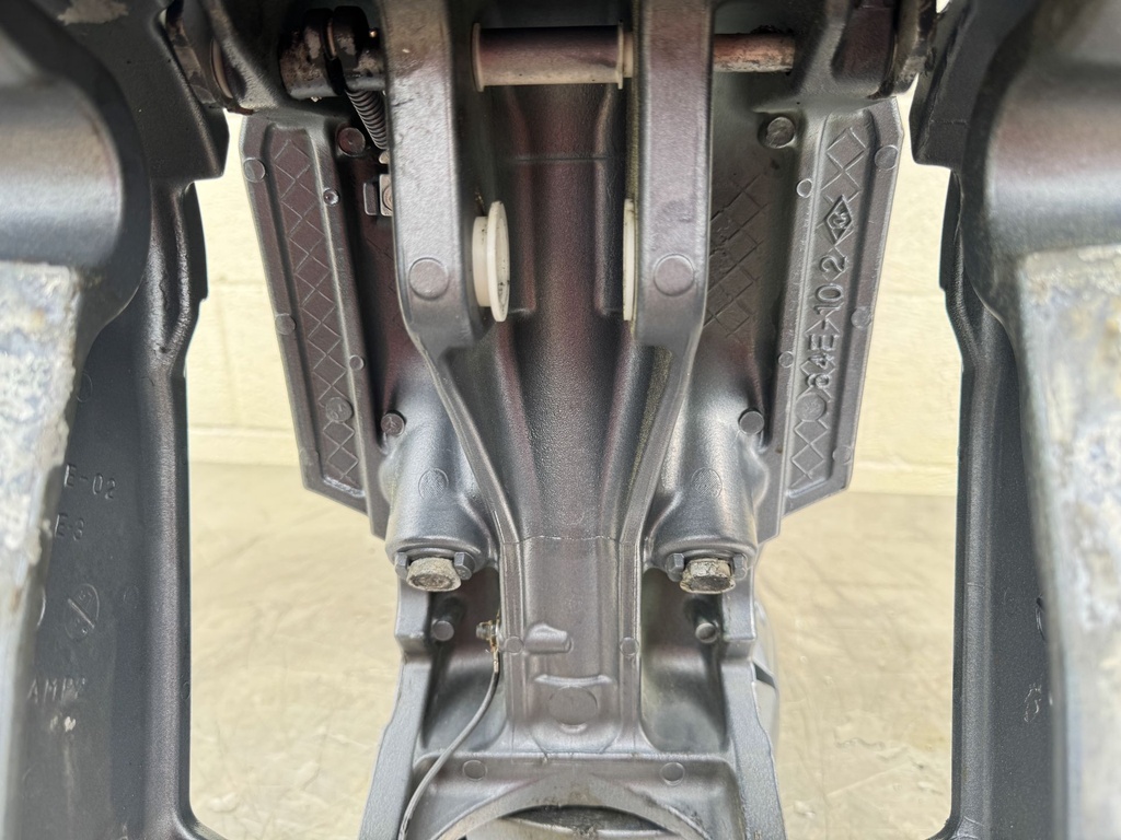 2005 Yamaha 115 HP 4 Stroke Outboard Complete Midsection & Swivel Bracket 20" Long