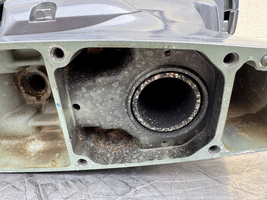 2005 Yamaha 115 HP 4 Stroke Outboard Complete Midsection & Swivel Bracket 20" Long