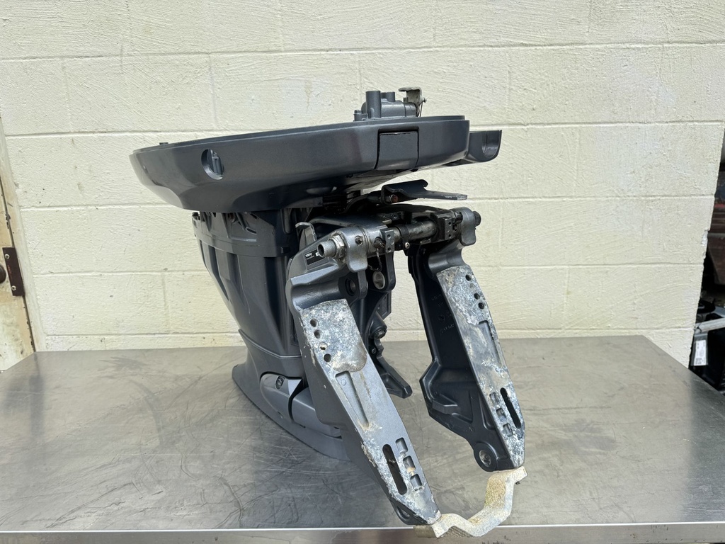 2005 Yamaha 115 HP 4 Stroke Outboard Complete Midsection & Swivel Bracket 20" Long
