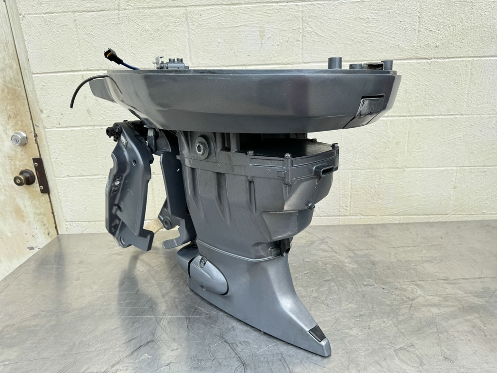 2005 Yamaha 115 HP 4 Stroke Outboard Complete Midsection & Swivel Bracket 20" Long