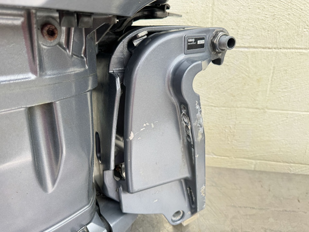 2005 Yamaha 115 HP 4 Stroke Outboard Complete Midsection & Swivel Bracket 20" Long