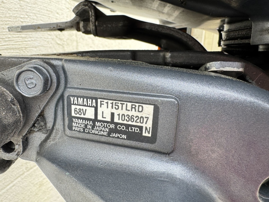 2005 Yamaha 115 HP 4 Stroke Outboard Complete Midsection & Swivel Bracket 20" Long