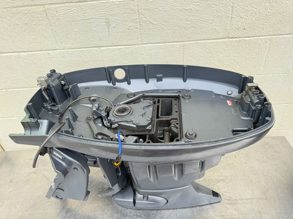 2005 Yamaha 115 HP 4 Stroke Outboard Complete Midsection & Swivel Bracket 20" Long