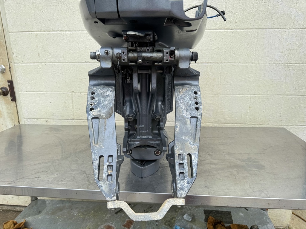 2005 Yamaha 115 HP 4 Stroke Outboard Complete Midsection & Swivel Bracket 20" Long