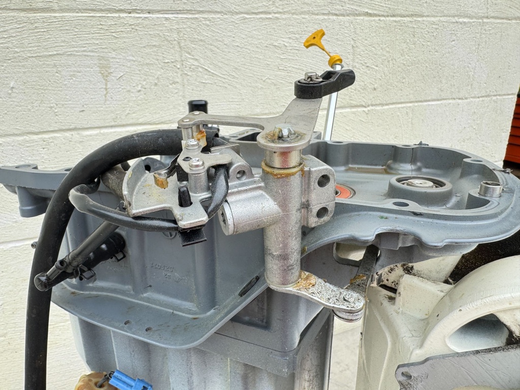 2017 Suzuki 115 HP 4 Stroke Outboard Complete Midsection & Swivel Bracket 25" XL