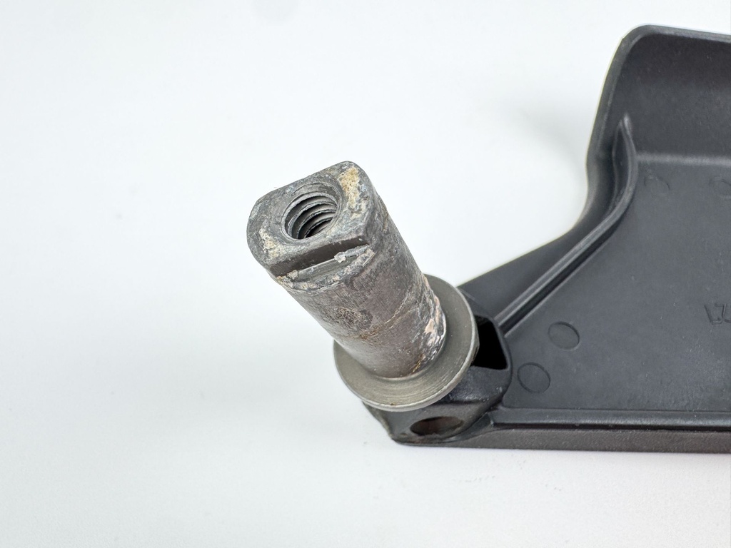 2015 Evinrude 225 HP 2 Stroke Outboard Starboard Latch Handle 5005708 OEM