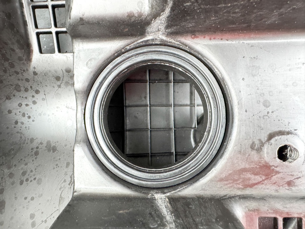 2015 Evinrude 225 HP 2 Stroke Outboard Intake Air Silencer Assembly 5007452 OEM