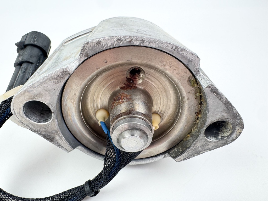 2015 Evinrude 225 HP 2 Stroke Outboard Port Side Fuel Injector 5007764 OEM