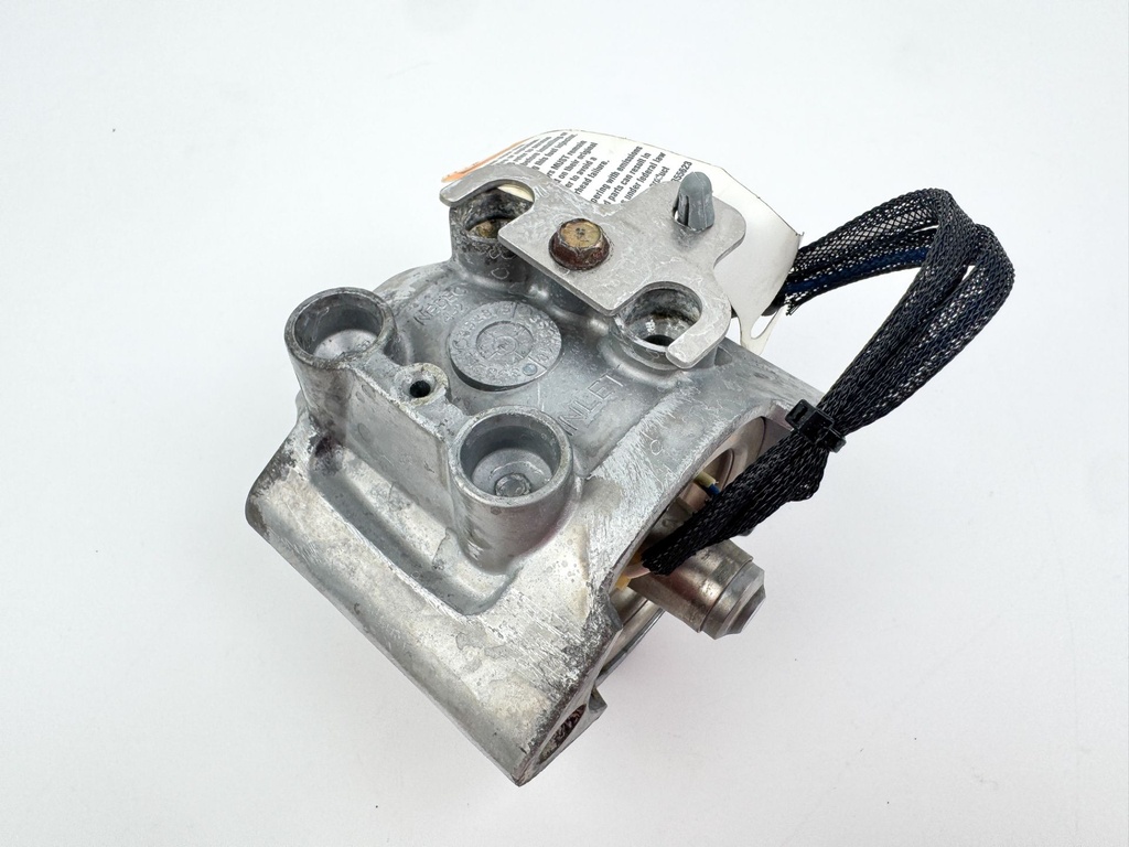 2015 Evinrude 225 HP 2 Stroke Outboard Port Side Fuel Injector 5007764 OEM