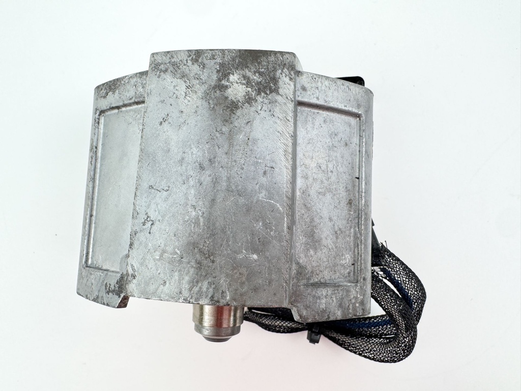 2015 Evinrude 225 HP 2 Stroke Outboard Starboard Side Fuel Injector 5007765 OEM