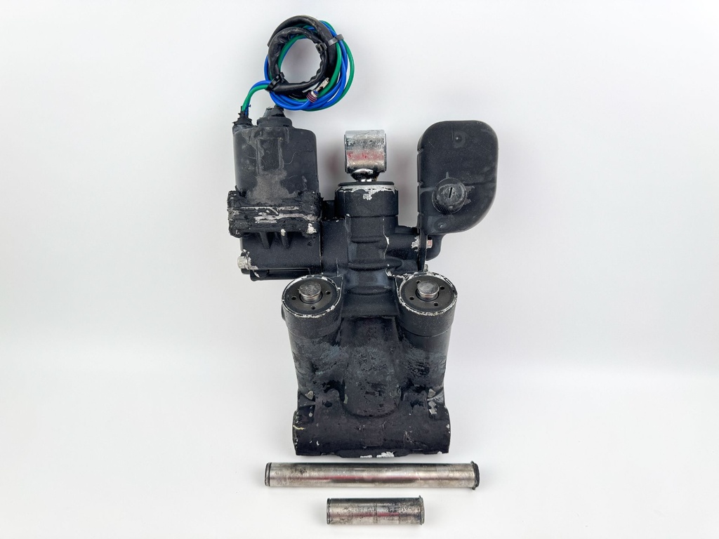 2015 Evinrude 225 HP 2 Stroke Outboard Power Trim Tilt Unit 5007662 OEM