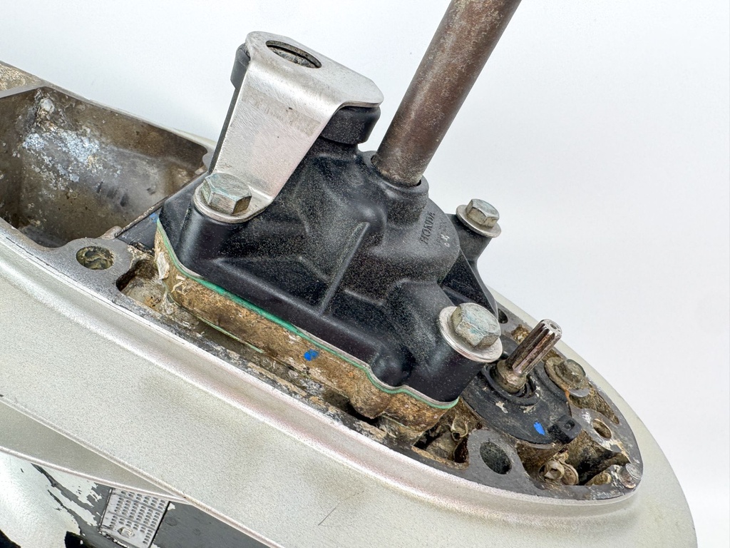 2010 Honda 60 HP 4 Stroke Outboard 25" Lower Unit Gear Case 41100-ZZ3-E12ZC OEM