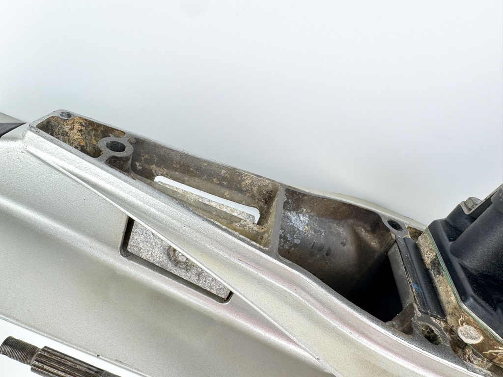 2010 Honda 60 HP 4 Stroke Outboard 25" Lower Unit Gear Case 41100-ZZ3-E12ZC OEM