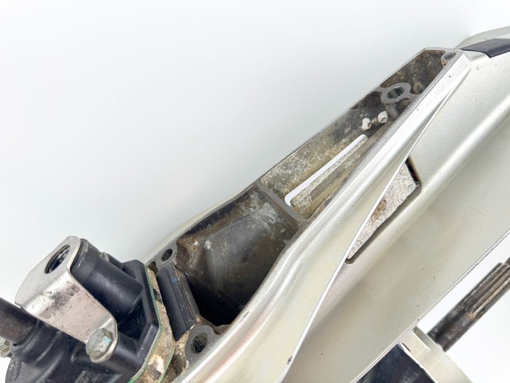 2010 Honda 60 HP 4 Stroke Outboard 25" Lower Unit Gear Case 41100-ZZ3-E12ZC OEM