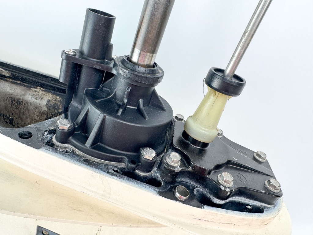 2015 Evinrude 225 HP 2 Stroke Outboard 25" XL M2 Lower Unit Gear Case 5009259