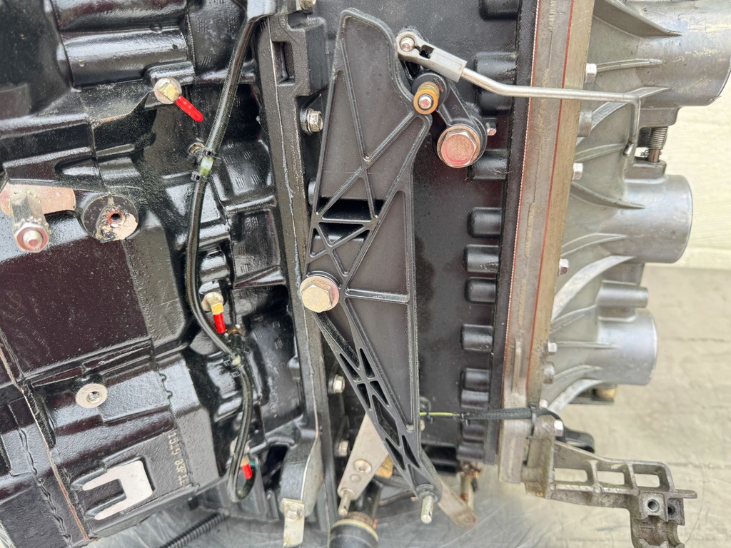 2015 Evinrude 225 HP 2 Stroke Outboard Powerhead 5007977 OEM