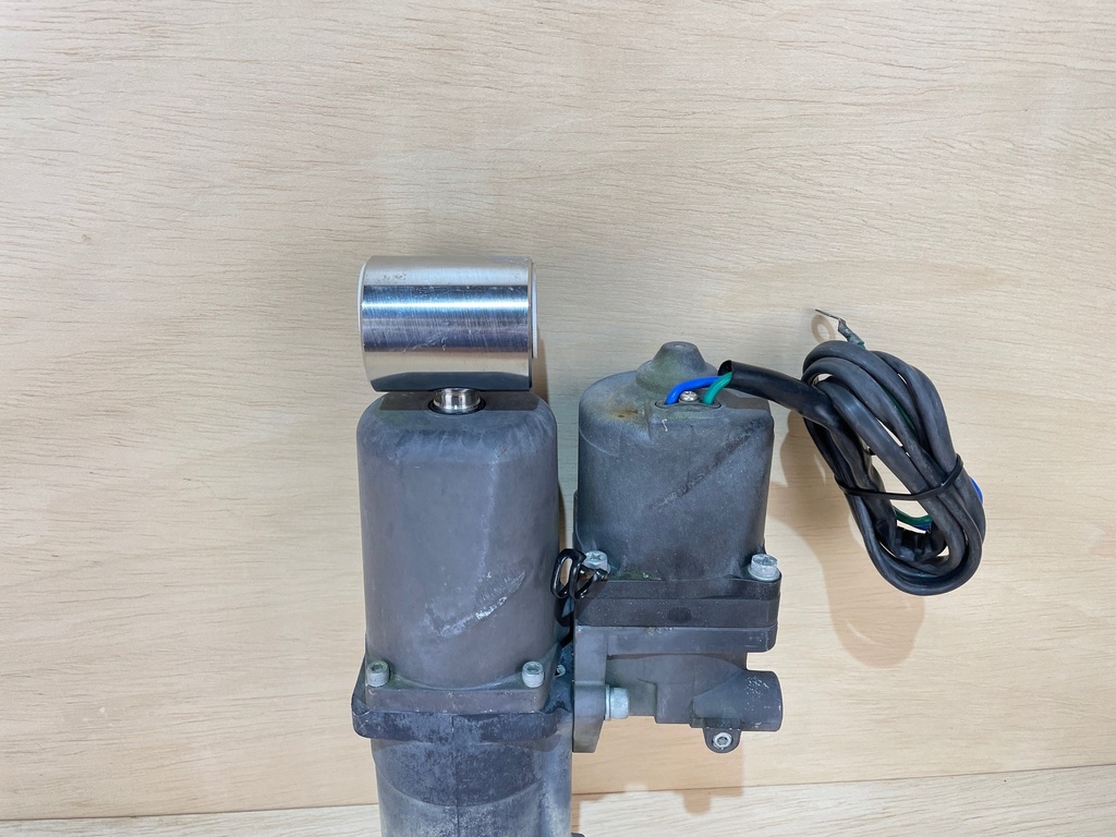 Suzuki 70 90 115 HP Outboard Engine Tilt Trim Unit Assembly 48400-90J00