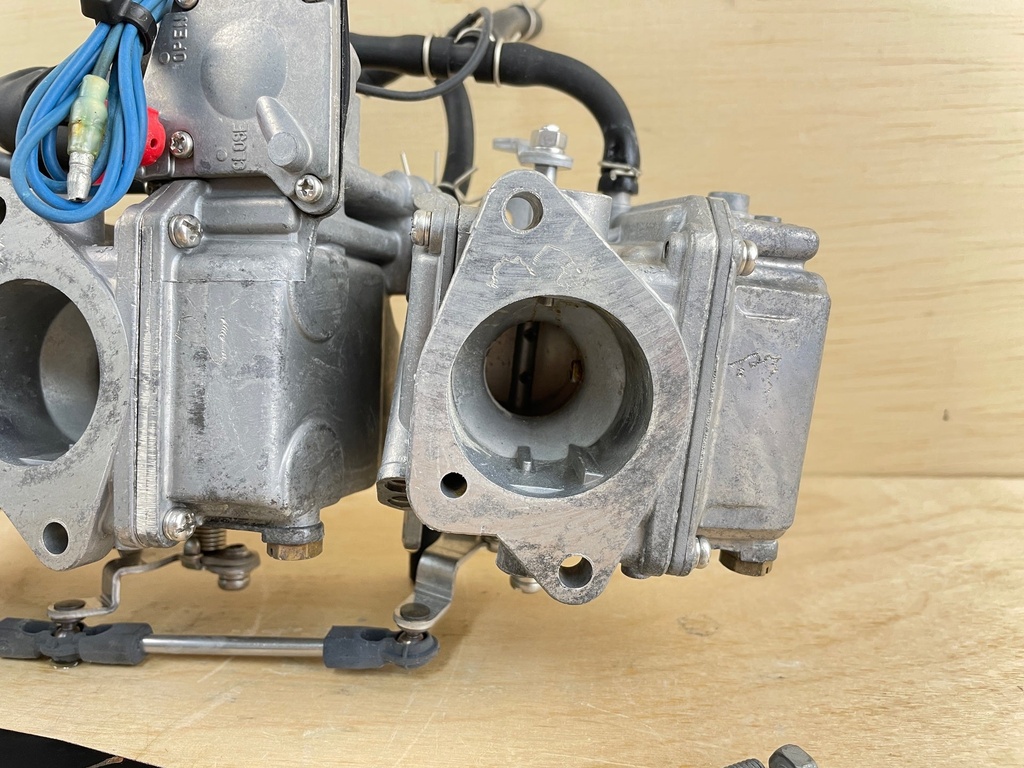 1998 Yamaha 40HP 2 Stroke Outboard Top Bottom Middle Carburetor Set 63D-14303-00-00