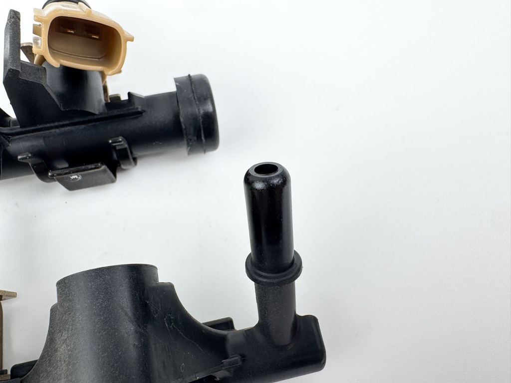 2006 Yamaha 250 HP 4 Stroke Outboard Fuel Injector Set W/ Rail 6P2-13160-11-00 OEM