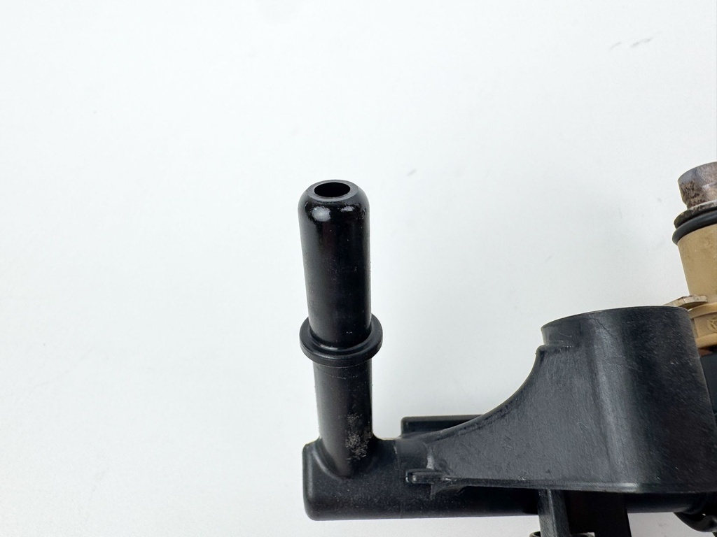 2006 Yamaha 250 HP 4 Stroke Outboard Fuel Injector Set W/ Rail 6P2-13160-11-00 OEM