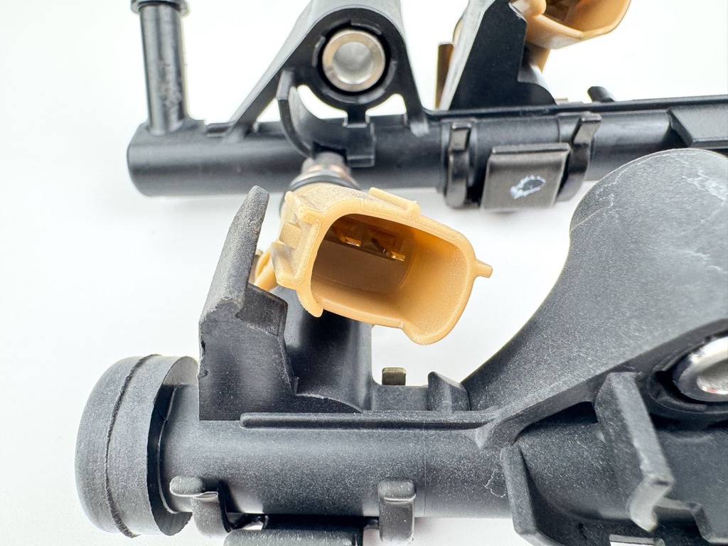 2006 Yamaha 250 HP 4 Stroke Outboard Fuel Injector Set W/ Rail 6P2-13160-11-00 OEM