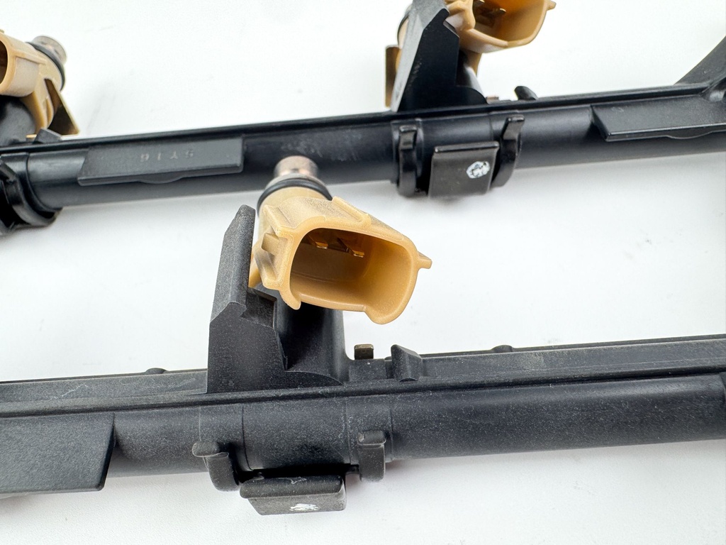 2006 Yamaha 250 HP 4 Stroke Outboard Fuel Injector Set W/ Rail 6P2-13160-11-00 OEM