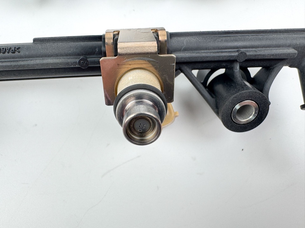 2006 Yamaha 250 HP 4 Stroke Outboard Fuel Injector Set W/ Rail 6P2-13160-11-00 OEM