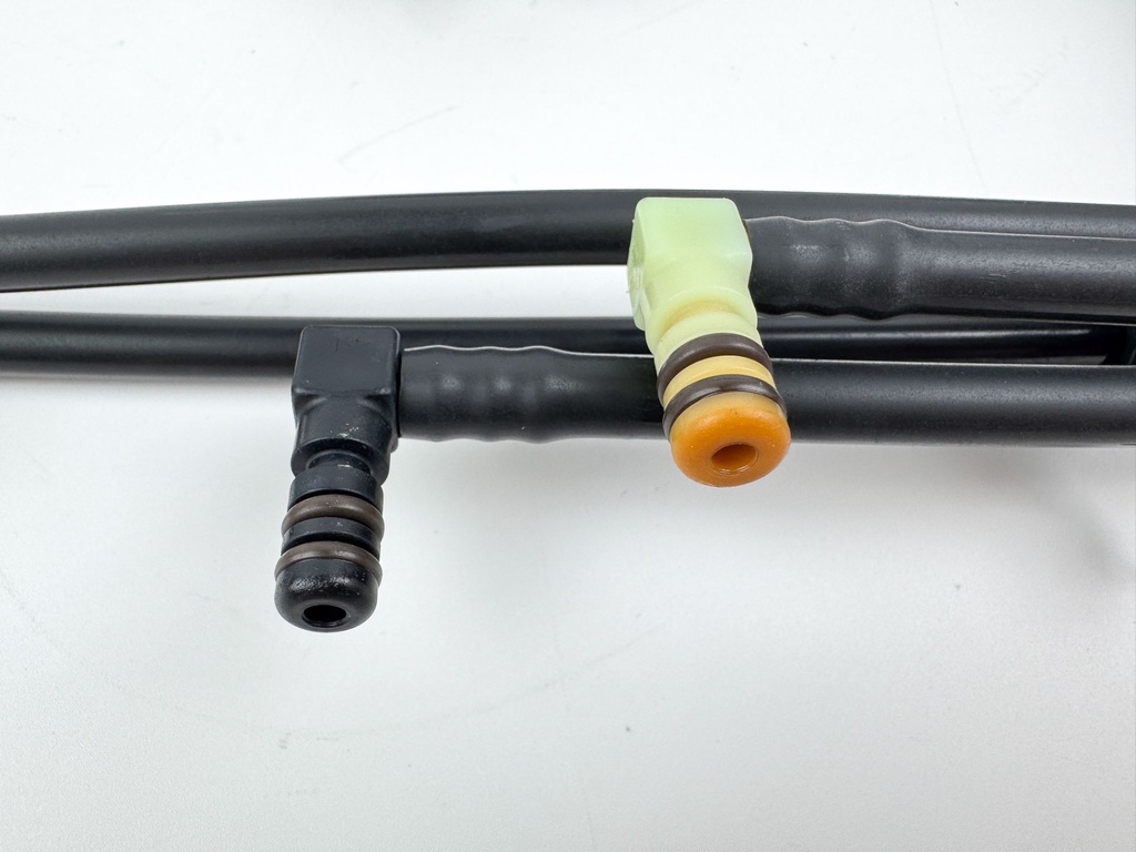 2005 Evinrude 115 HP 2 Stroke Outboard Injector Fuel Lines Manifold 5000204 OEM