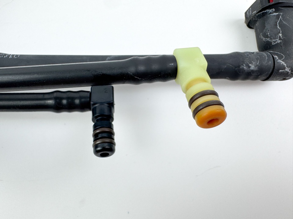 2005 Evinrude 115 HP 2 Stroke Outboard Injector Fuel Lines Manifold 5000204 OEM