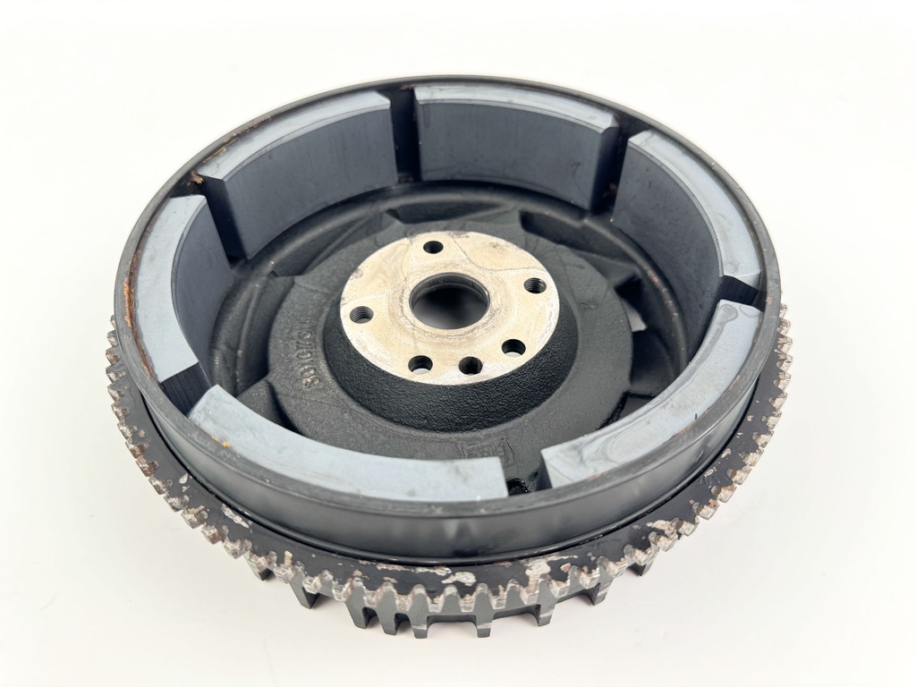 2005 Evinrude 115 HP 2 Stroke Outboard Flywheel 0586526 OEM