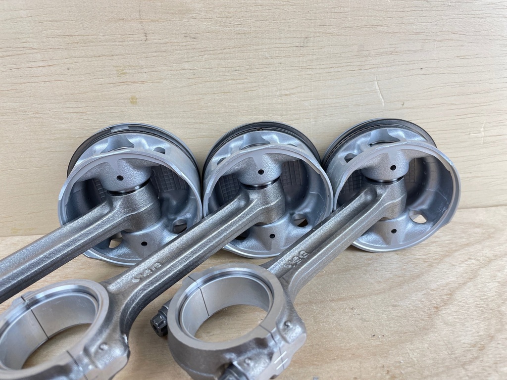 2004 Yamaha 40HP 4 Stroke Outboard Piston & Connecting Rod Set 3 6C5-11650-10-00