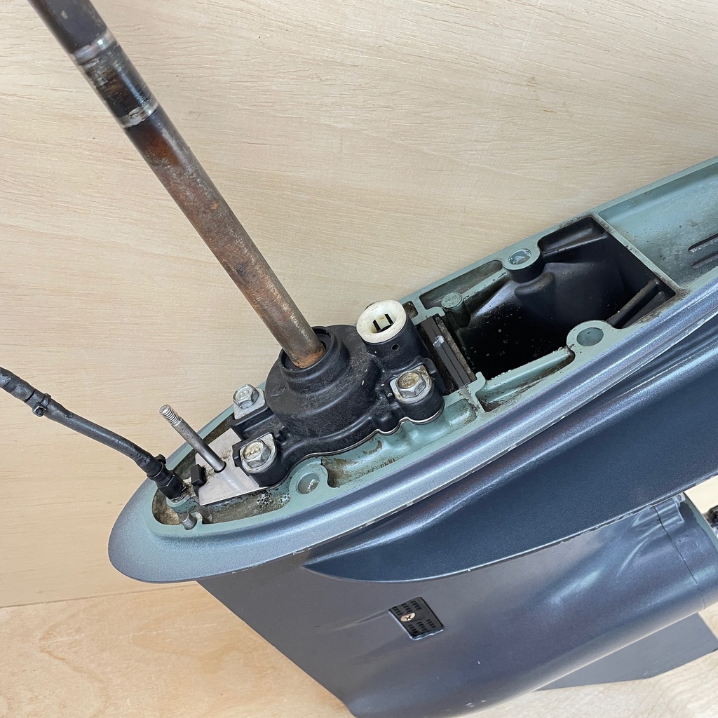 2004 Yamaha 40HP 4 Stroke 20" L Lower Unit Gearcase 67C-45300-14-8D